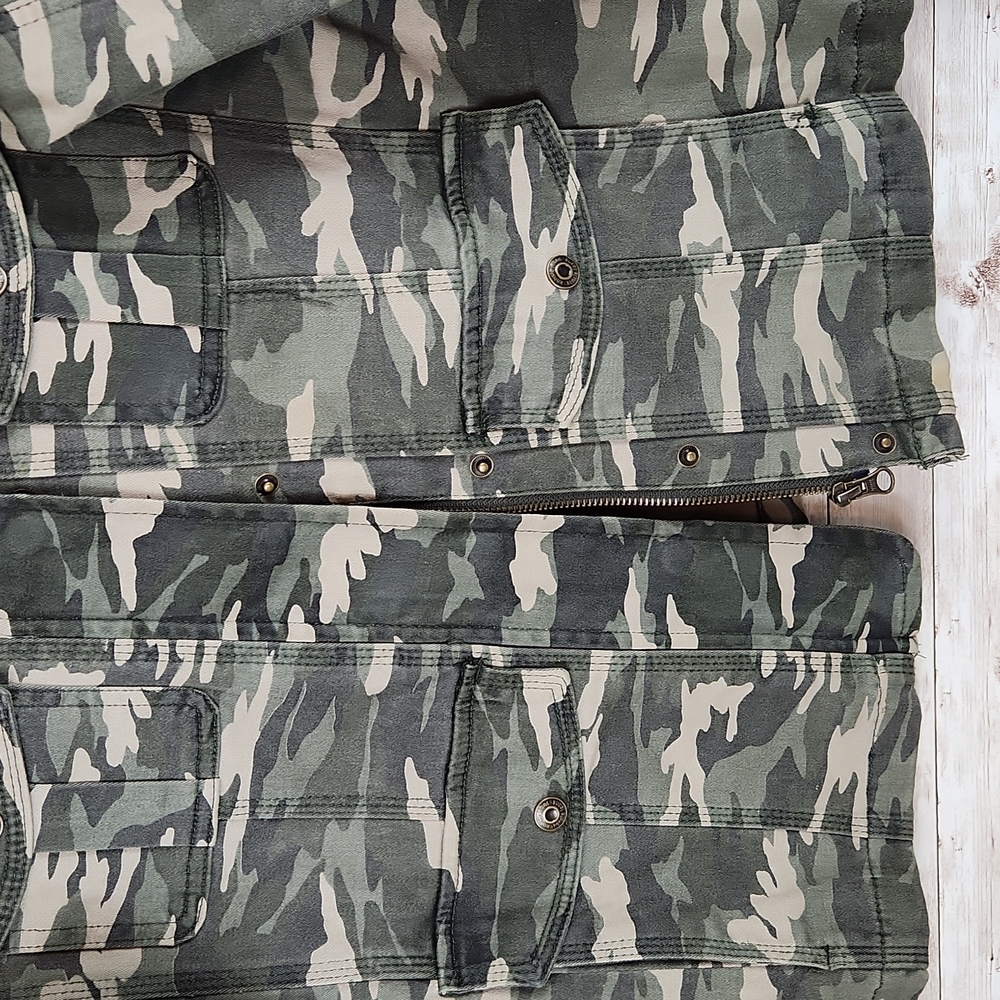 Kensie Jeans, Women's Camo Military stretch jacket with pockets, full zip/snap. - Picture 6 of 7
